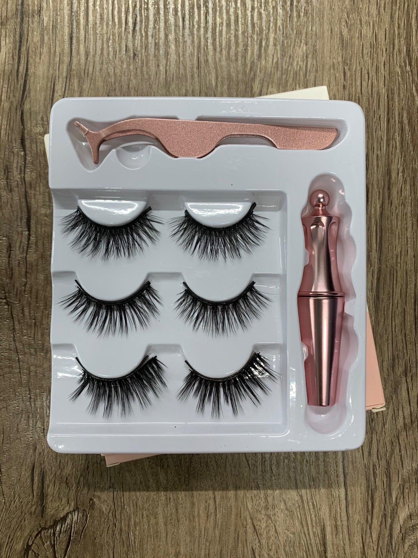 Glamorous magnetic lashes with tweezers and eyeliner