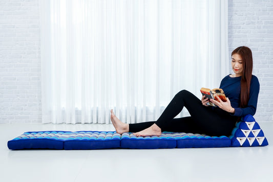 Leewadee 4-Fold Mat with Triangle Cushion ¨C Firm TV Pillow, Foldable Mattress with Cushion Made of Kapok, 89 x 20 inches, Blue